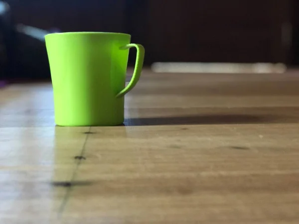 Becher Grün Mit Holz Vorhanden Schöne Tasse — Stockfoto