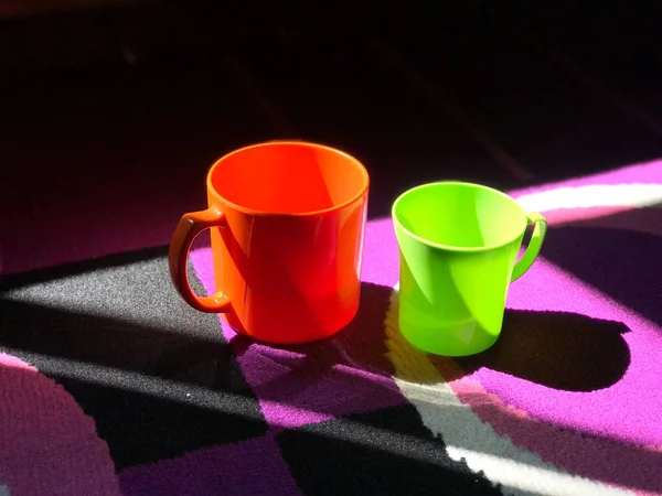 Кубок Оранжевый Зеленый Матовым Фиолетовым Фоном Красивая Чашка — стоковое фото
