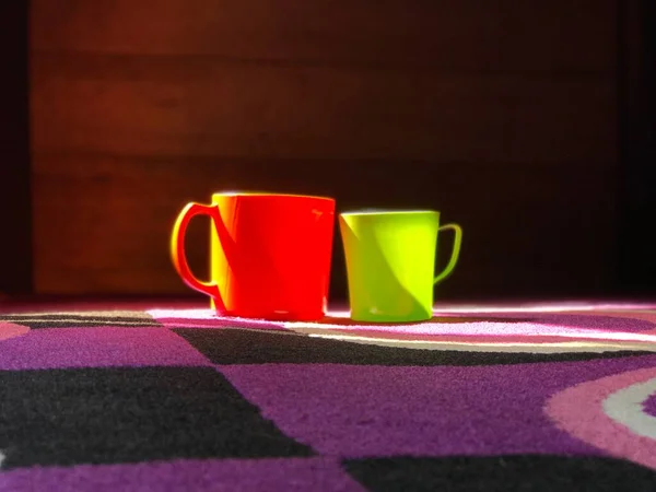 杯橙色和绿色与垫紫色背景 漂亮的杯子 — 图库照片