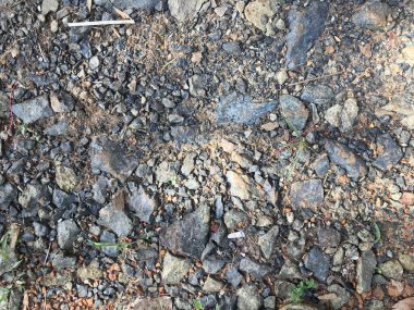 Küçük gri ve siyah taşlı kil yol