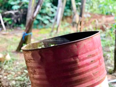 Büyük demir varil suyla dolu.