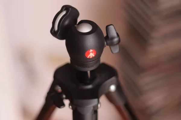 Yaygın renkli arkaplan dokusunda fotoğraf makinesi veya video kameralar için üç ayaklı siyah renk
