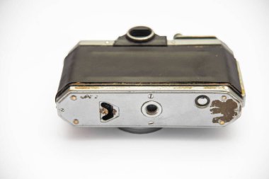 Kötü muamele görmüş fotoğraf makinesi zaman tarafından tahrip edildi.