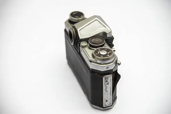 Kötü muamele görmüş fotoğraf makinesi zaman tarafından tahrip edildi.