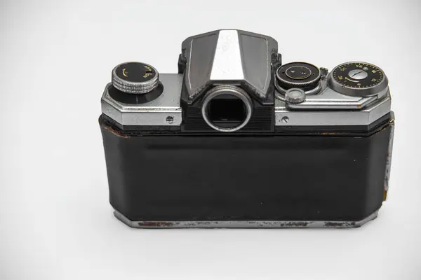 Kötü muamele görmüş fotoğraf makinesi zaman tarafından tahrip edildi.
