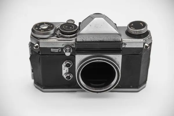 Kötü muamele görmüş fotoğraf makinesi zaman tarafından tahrip edildi.