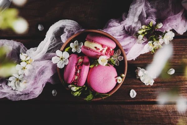 나무로 널빤지 세라믹 그릇에 분홍색 프랑스 케이크를 놓았다 — 스톡 사진