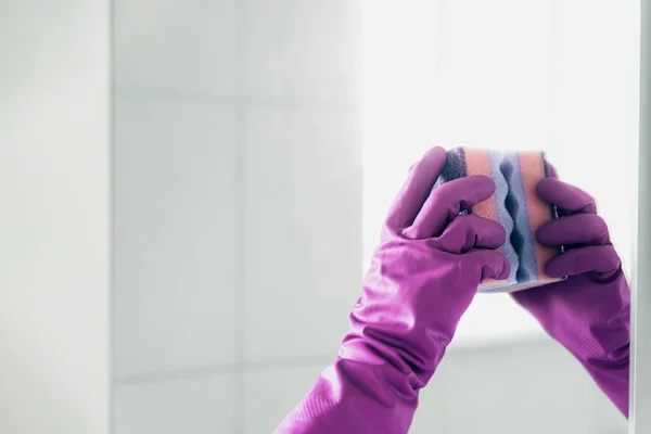 女管家手拿着粉红橡胶手套擦拭 用布抹布刷镜 在家里清洁浴室时喷洒清洁剂的剪影 清洁服务 — 图库照片