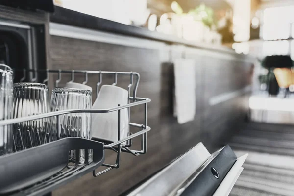 Встроенная Современную Домашнюю Кухню Автоматическая Посудомоечная Машина Чистой Посудой Открытие — стоковое фото