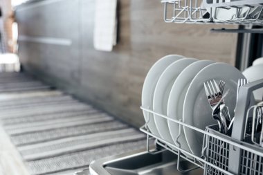 Modern ev mutfağının içinde temiz aletlerle otomatik paslanmaz bulaşık makinesi açılır. Ev işleri, ev işleri. Ev işleri, günlük ev işleri, ev işleri.
