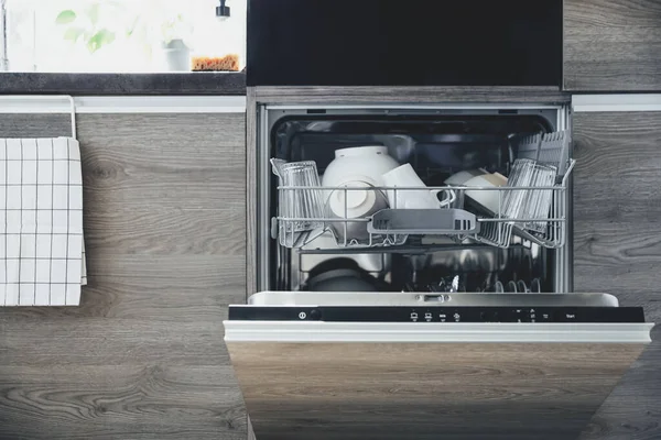 Modern ev mutfağının içinde temiz aletlerle otomatik paslanmaz bulaşık makinesinin kapanışı. Ev işleri, günlük ev işleri, ev işleri. Mutfak aletleriyle iç mekan.