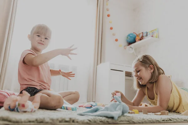 Діти Грають Барвистими Іграшками Діти Сидять Килимі Вдома Спальні Або — стокове фото