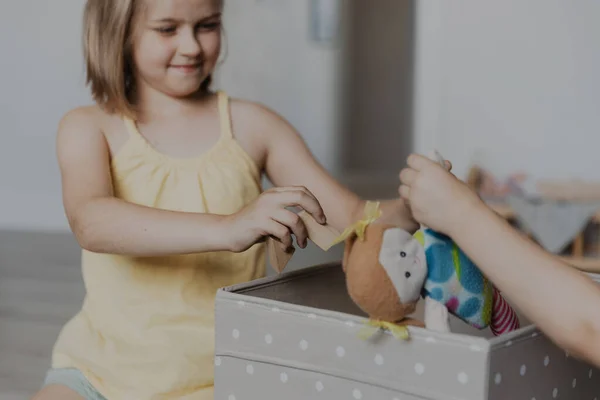 Діти Прибирають Іграшки Підлоги Після Гри Сестра Допомагає Збирати Ляльку — стокове фото