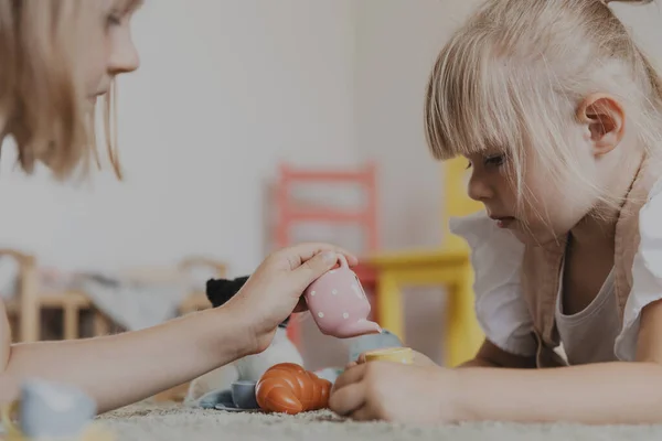 Крупним Планом Жінки Діти Грають Барвистою Іграшковою Кухнею Грають Чайний — стокове фото