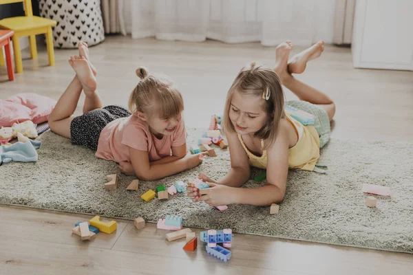 Діти Грають Барвистими Іграшками Діти Лежать Килимі Вдома Спальні Або — стокове фото