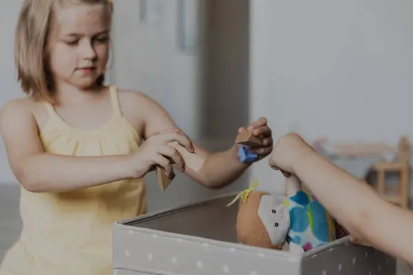 Діти Прибирають Іграшки Підлоги Після Гри Сестра Допомагає Збирати Ляльку — стокове фото