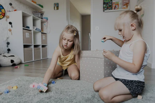 Діти Прибирають Іграшки Підлоги Після Гри Збирають Текстильну Коробку Діти — стокове фото