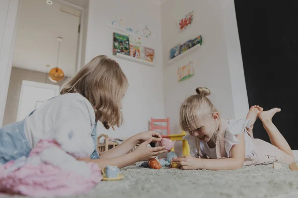 Діти Які Грають Барвистою Пластиковою Іграшкою Грають Чайний Набір Діти — стокове фото