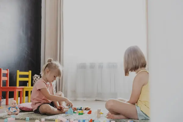 Çocuklar Renkli Tahta Oyuncaklarla Tuğlalarla Oynuyorlar Güneşli Beyaz Bir Evde Stok Resim