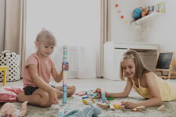 Niños Jugando Con Juguetes Coloridos Niños Sentados Alfombra Dormitorio Casa —  Fotos de Stock