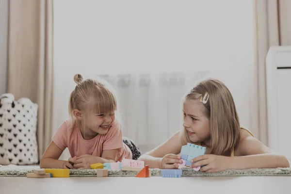 Çocuklar Renkli Oyuncaklarla Oynuyorlar Çocuklar Evdeki Yatak Odasında Anaokulunda Halının Telifsiz Stok Imajlar