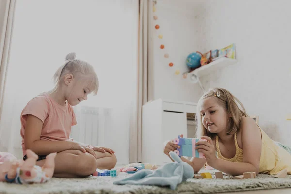 Barn Leker Med Färgglada Leksaker Barn Som Sitter Mattan Hemma Stockfoto