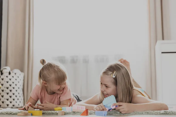 Crianças Brincando Com Brinquedos Coloridos Crianças Deitadas Tapete Casa Quarto Fotografias De Stock Royalty-Free