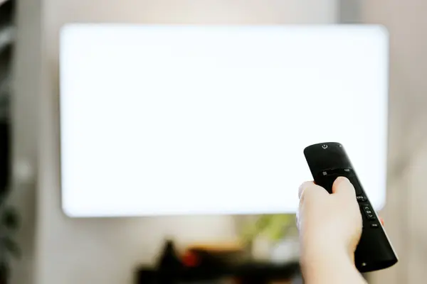 Tangan Memegang Remote Control Menunjuk Orang Yang Menonton Televisi Cerdas Stok Gambar