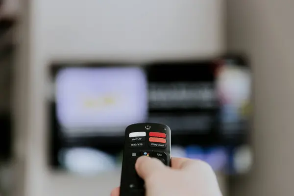 Mão Segurando Controle Remoto Apontando Para Pessoa Ver Televisão Inteligente Fotografias De Stock Royalty-Free