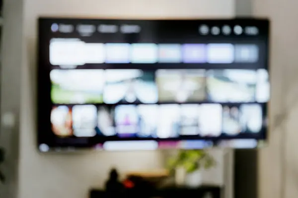 Duvarındaki Televizyon Çerde Akıllı Televizyon Izlemek Arka Plan Bulanık Renkli Stok Fotoğraf