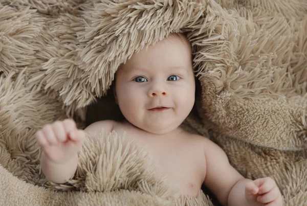 Bonito Feliz Sorrindo Bebê Menina Deitada Cobertor Bege Olhando Para Imagens Royalty-Free