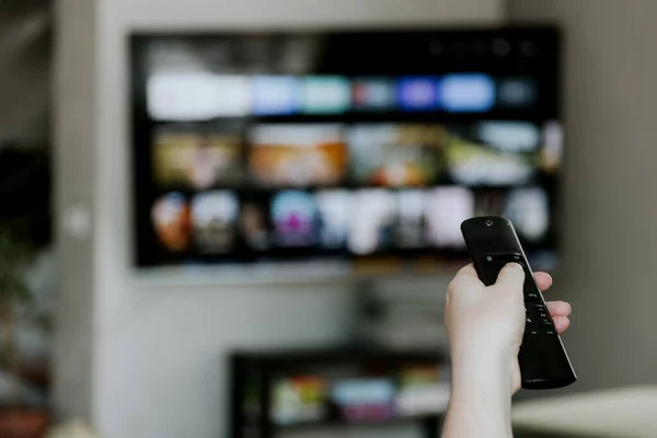 Tangan Memegang Remote Control Menunjuk Orang Menonton Televisi Cerdas Latar Stok Foto
