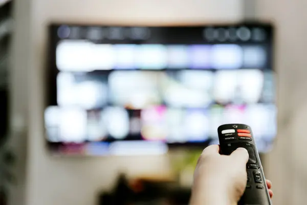 Tangan Memegang Remote Control Menunjuk Orang Yang Menonton Televisi Cerdas Stok Lukisan  