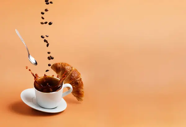 Beyaz Kahve Fincanı Tabak Metal Çay Kaşığı Bej Masa Arkasına - Stok İmaj