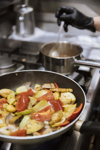 Preparación Alimentos Estufa Gas Restaurante Chef Preparando Comida Trabajos Cocina — Foto de Stock