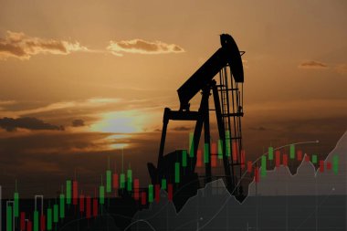 Benzin fiyatları kavramındaki artış, dijital ekranın çifte pozlandırılması, finansal grafikler ve petrol pompaları ile bir alan üzerinde