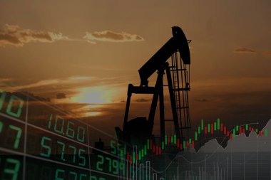 Benzin fiyatları kavramındaki artış, dijital ekranın çifte pozlandırılması, finansal grafikler ve petrol pompaları ile bir alan üzerinde