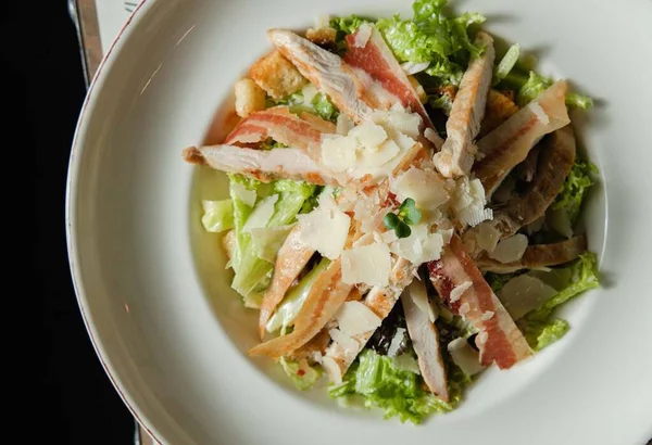 Frango Grelhado Com Presunto Saladd Vegetal Servido Prato Restaurante — Fotografia de Stock