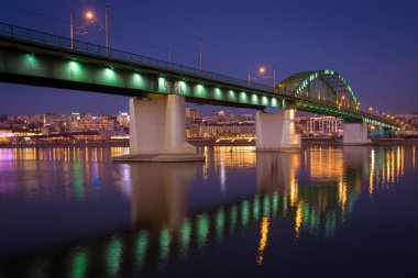 Geceleri eski Sava Köprüsü. Belgrad 'ın simgelerinden biri