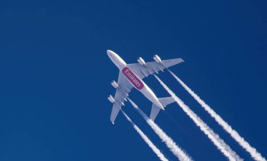 Paris 04.02.2023: Emirates Havayolları 'nın Airbus A380-861' i yüksek irtifada seyahat etmektedir.