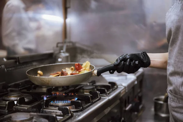 Preparación Alimentos Estufa Gas Restaurante Chef Preparando Comida Trabajos Cocina — Foto de Stock