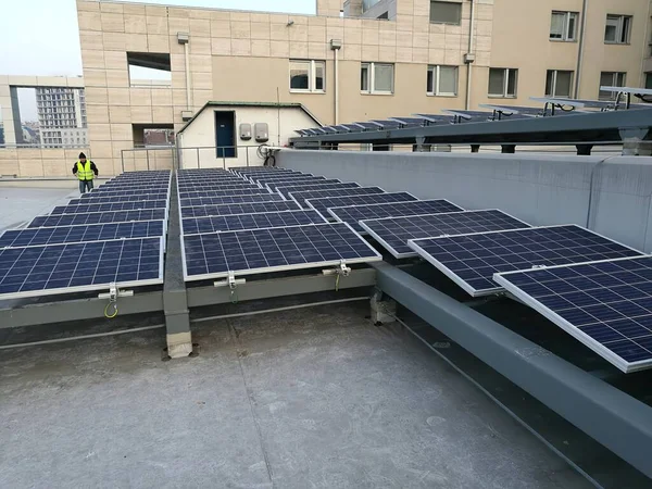 Instalacja Elektrowni Słonecznej Dachu Odnawialne Źródła Energii Wykorzystanie Energii Słonecznej Obrazy Stockowe bez tantiem