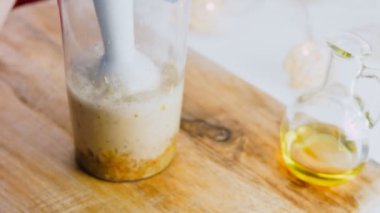 Satsivi sosunu miksere ekle. Ördek ve cevizli Satsivi. Geleneksel Gürcü yemekleri.