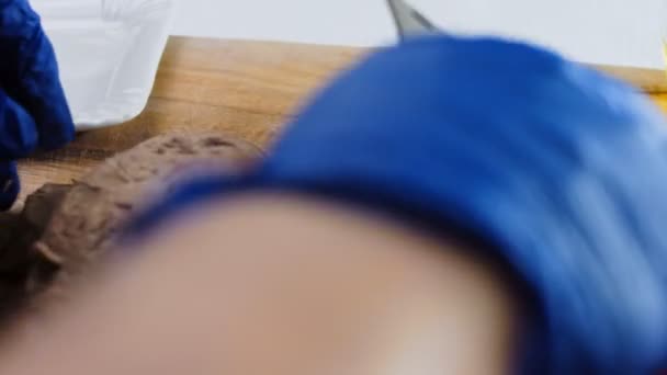 Pokroić Gotowane Mięso Kaczki Nożem Kamera Porusza Się Jednocześnie Nożem — Wideo stockowe