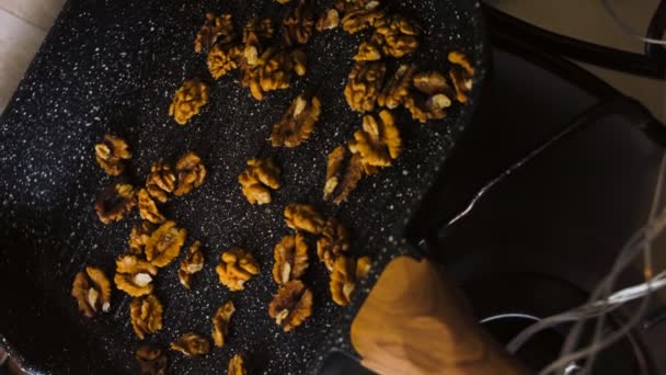 Gros Plan Vidéo Noix Frites Dans Une Poêle Jusqu Elles — Video