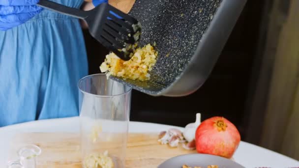 Adicione Cebola Frita Liquidificador Satsivi Com Pato Nozes Comida Tradicional — Vídeo de Stock