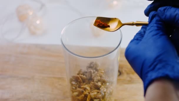 在搅拌机里放一小茶匙红辣椒 Satsivi与鸭和核桃 格鲁吉亚传统食品 — 图库视频影像