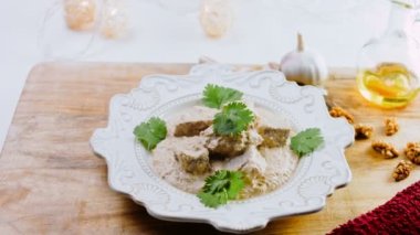 Ördek ve cevizli Satsivi. Geleneksel Gürcü yemekleri.