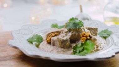 Ördek ve cevizli Satsivi. Geleneksel Gürcü yemekleri.