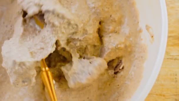 Mescolare Salsa Con Cucchiaio Oro Satsivi Con Anatra Noci Cibo — Video Stock